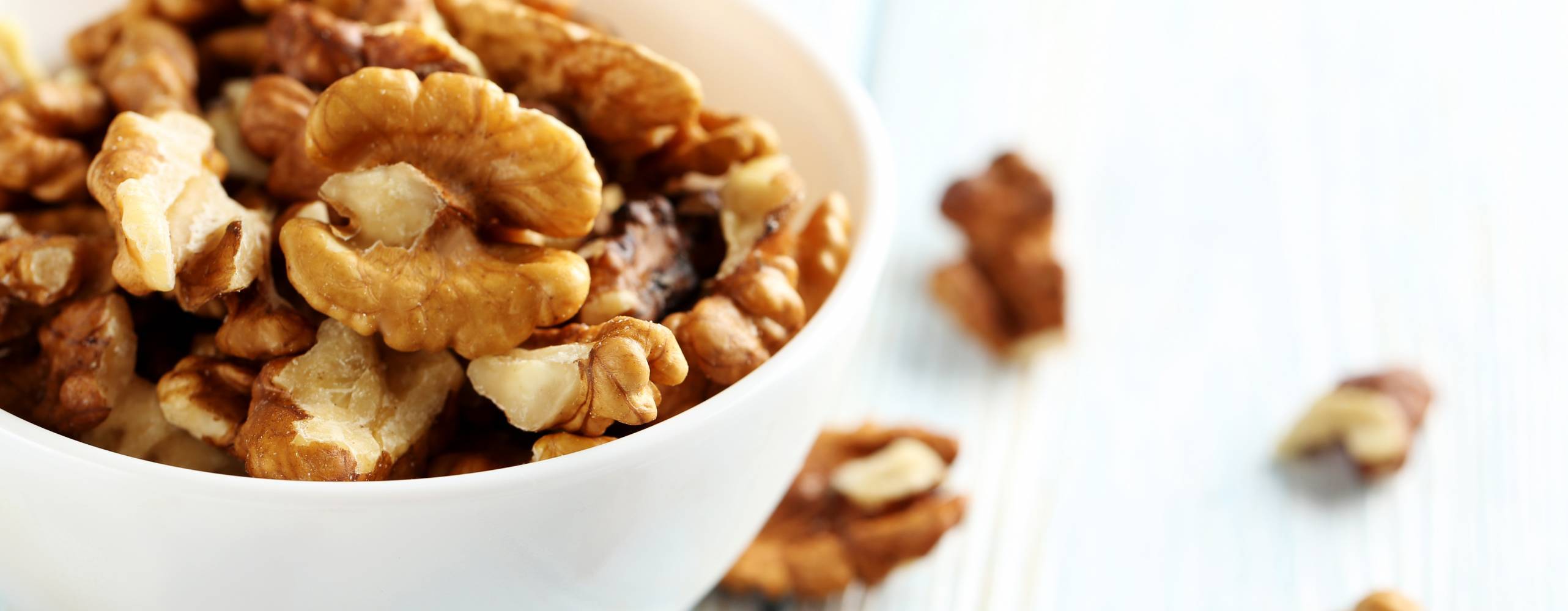 Valnötter i en vit skål på ett bord