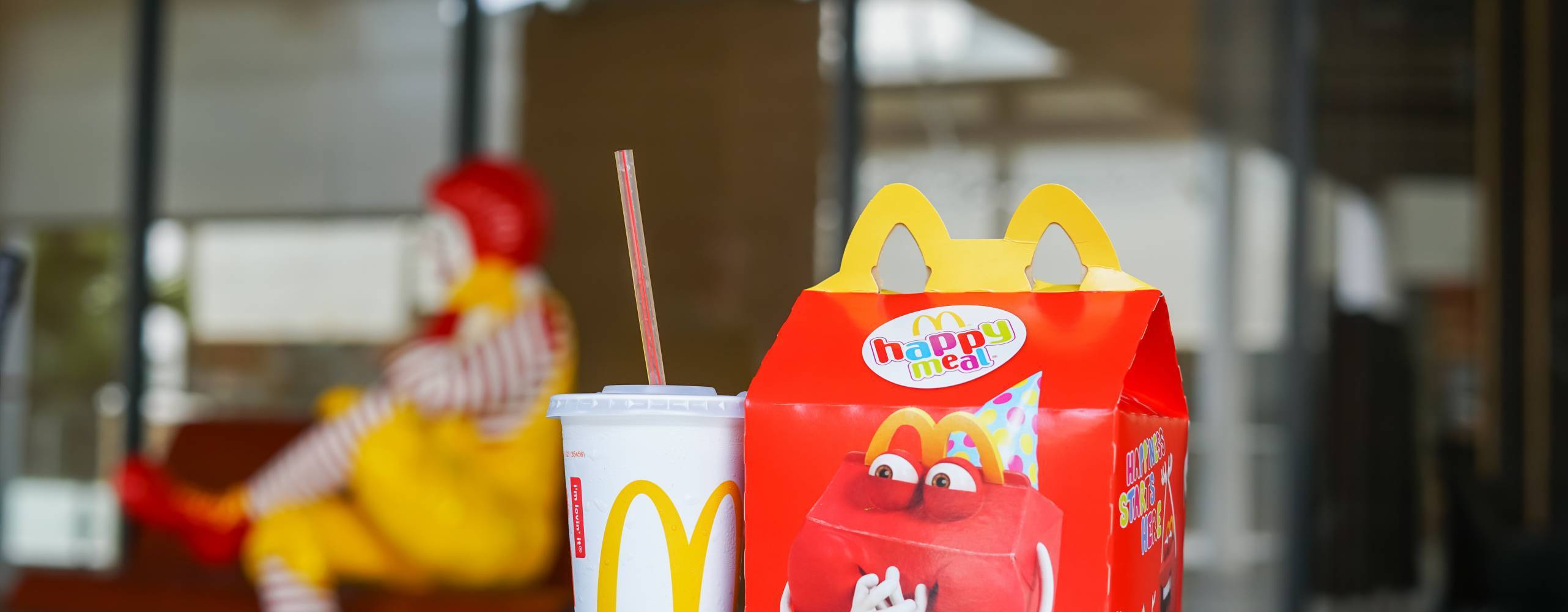 Bild på &quot;Happy Meal&quot; låda på ett bord med en mugg bredvid