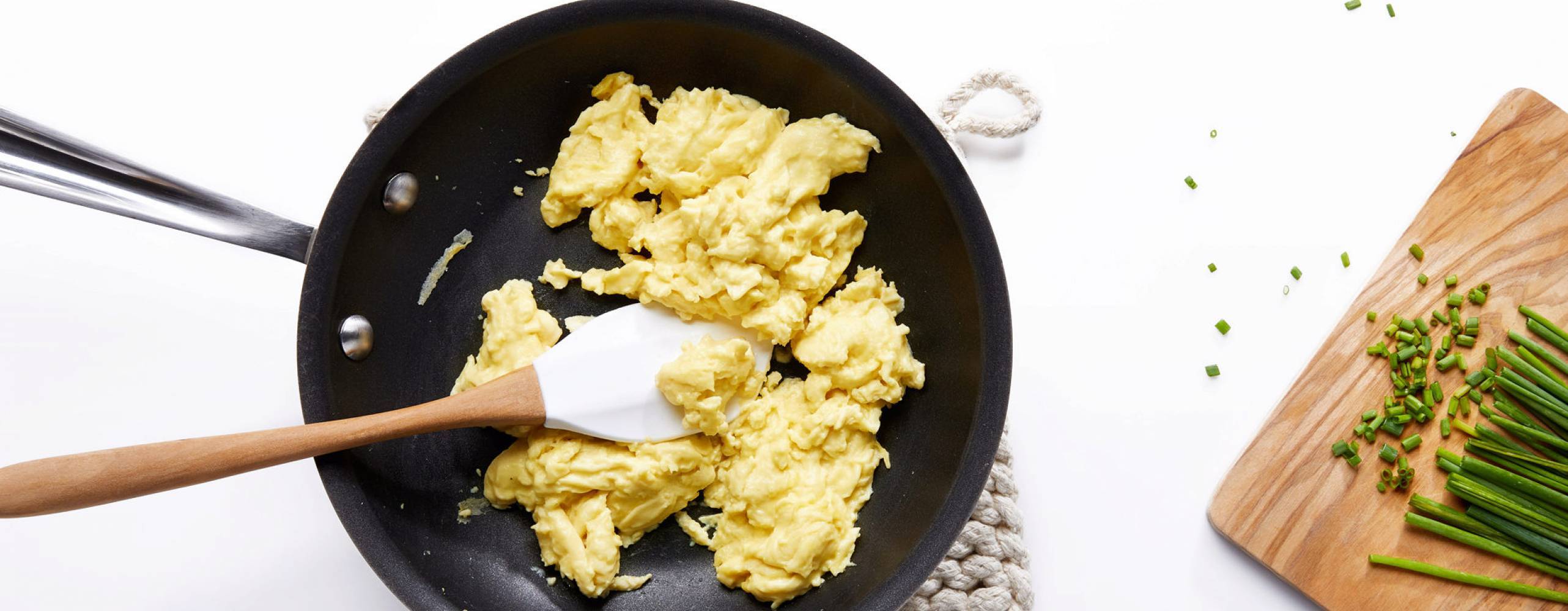 Stekpanna med vegansk scrambled egg