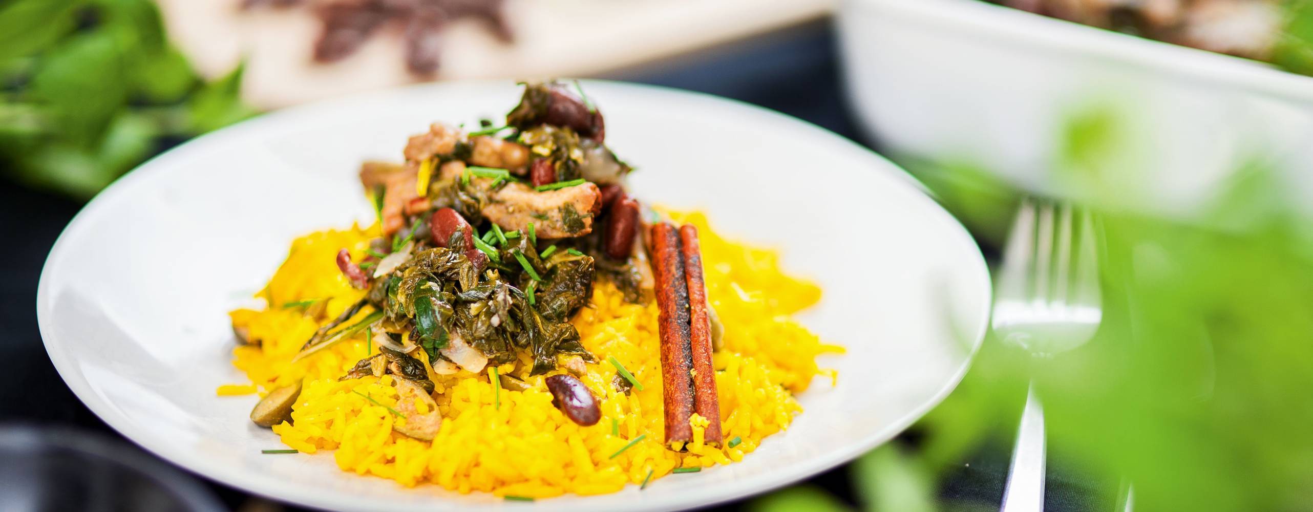 Ghorme sabzi Ghorme sabzi gryta med saffransris på en tallrik