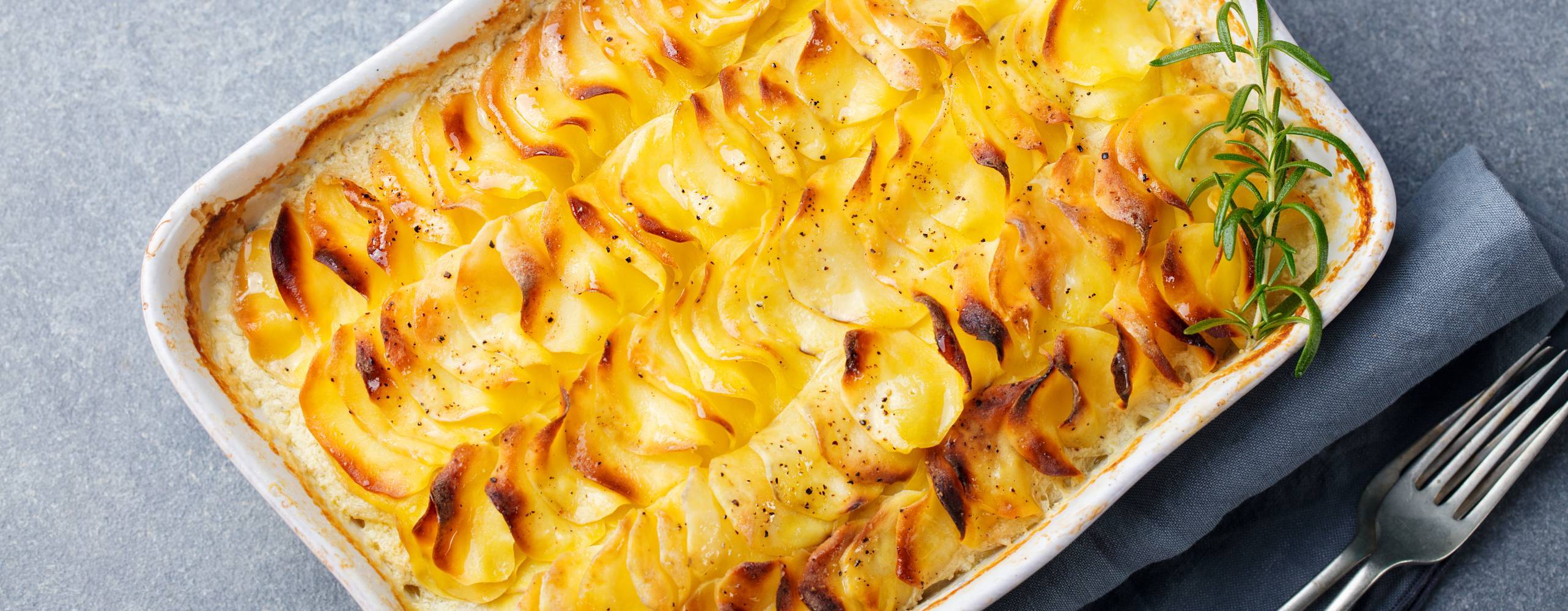 Potatisgratäng Potatisgratäng i en ugnsform på ett grått bord