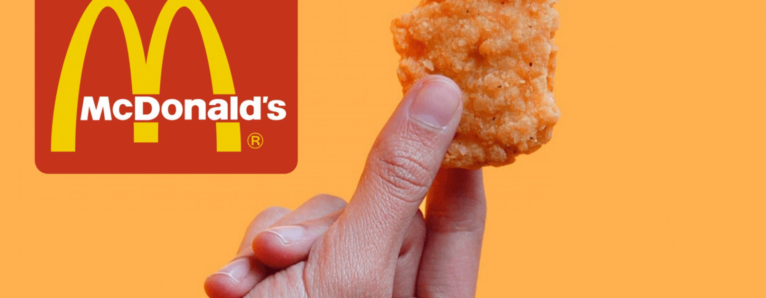 En vegansk nuggets med McDonalds loggan intill