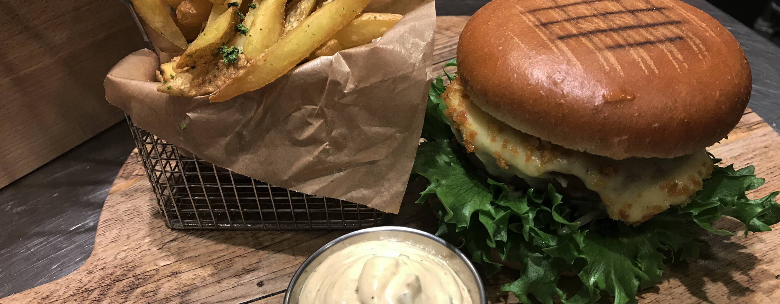 Vegansk burgare med tillbehör