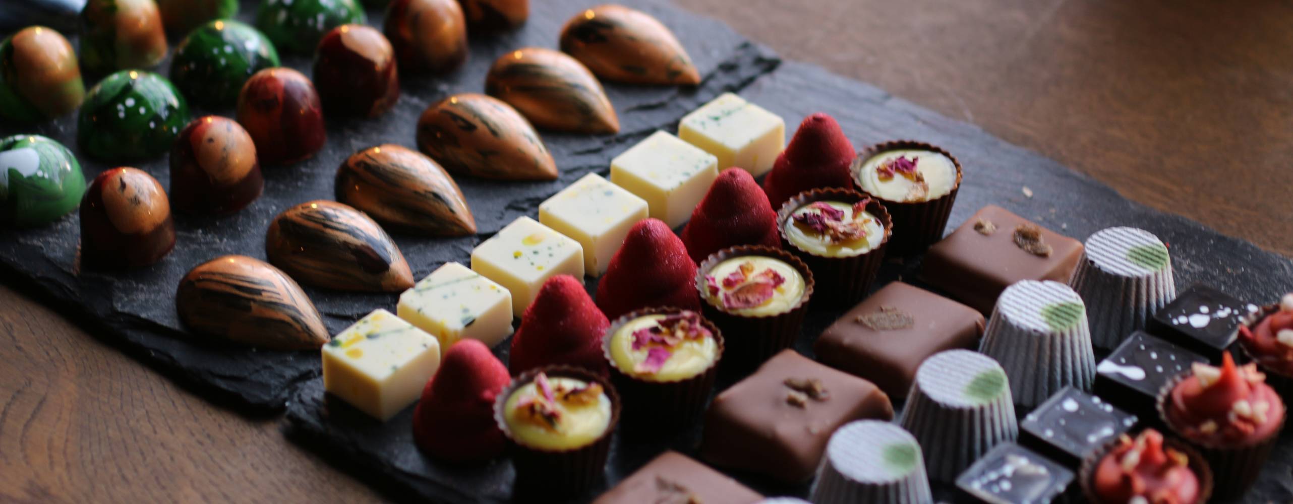 flera veganska praliner uppställda på ett bord