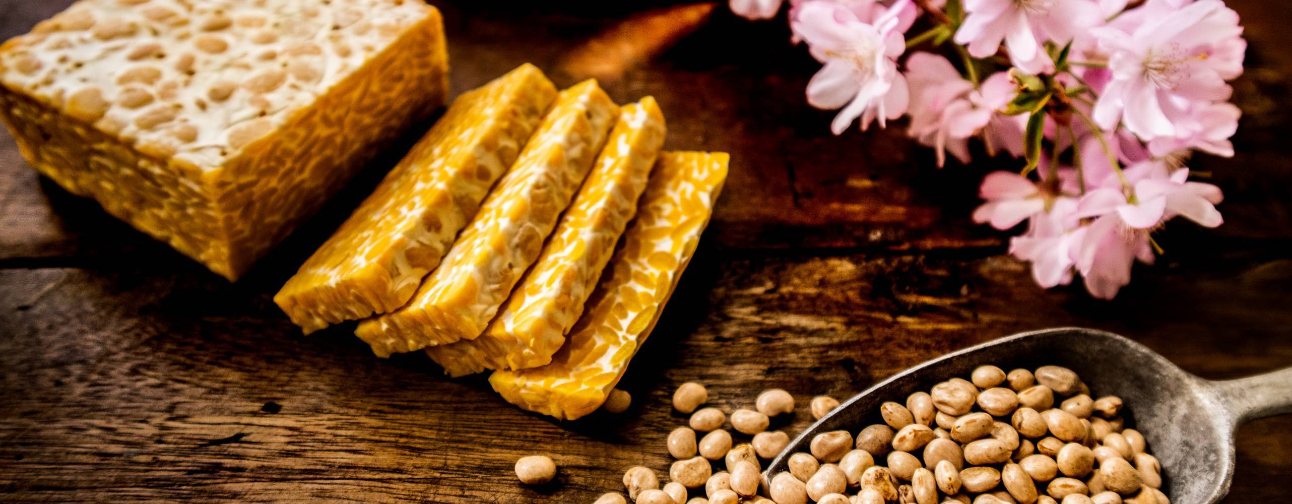 Lupintempeh på ett bord med lupinbönor