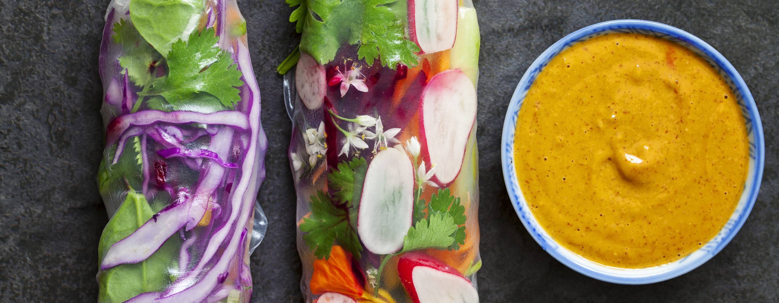 Veganska vårrullar med jordnötsdipp