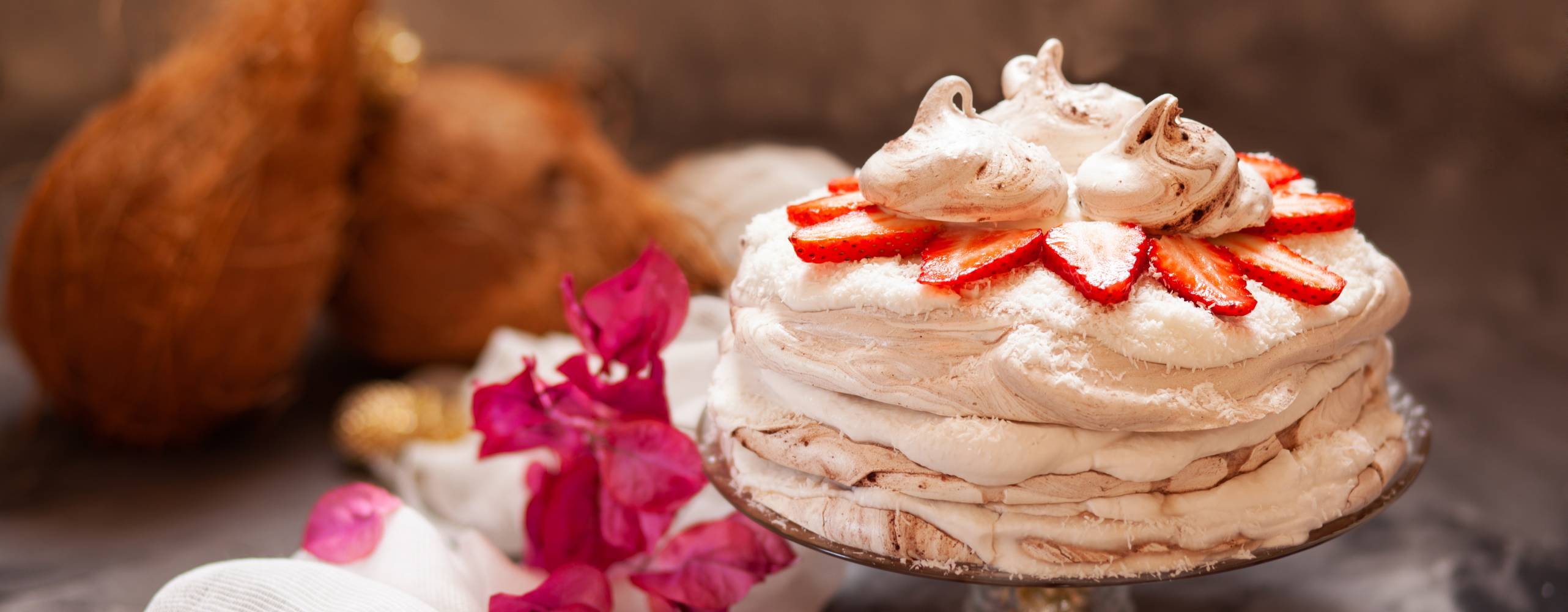 Vegansk marängtårta med jordgubbar på ett fat.