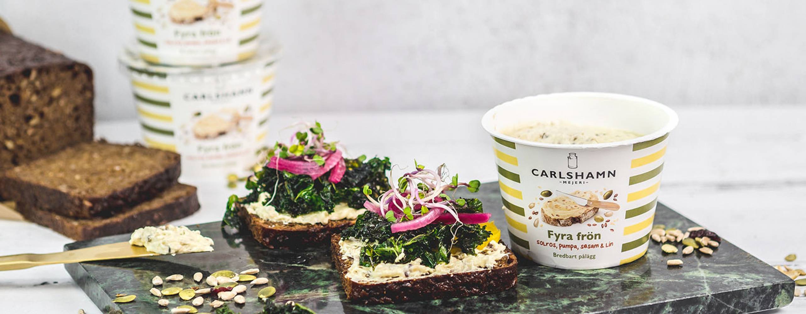 Mackor med carlshamns pålägg fyra frön på en träbräda