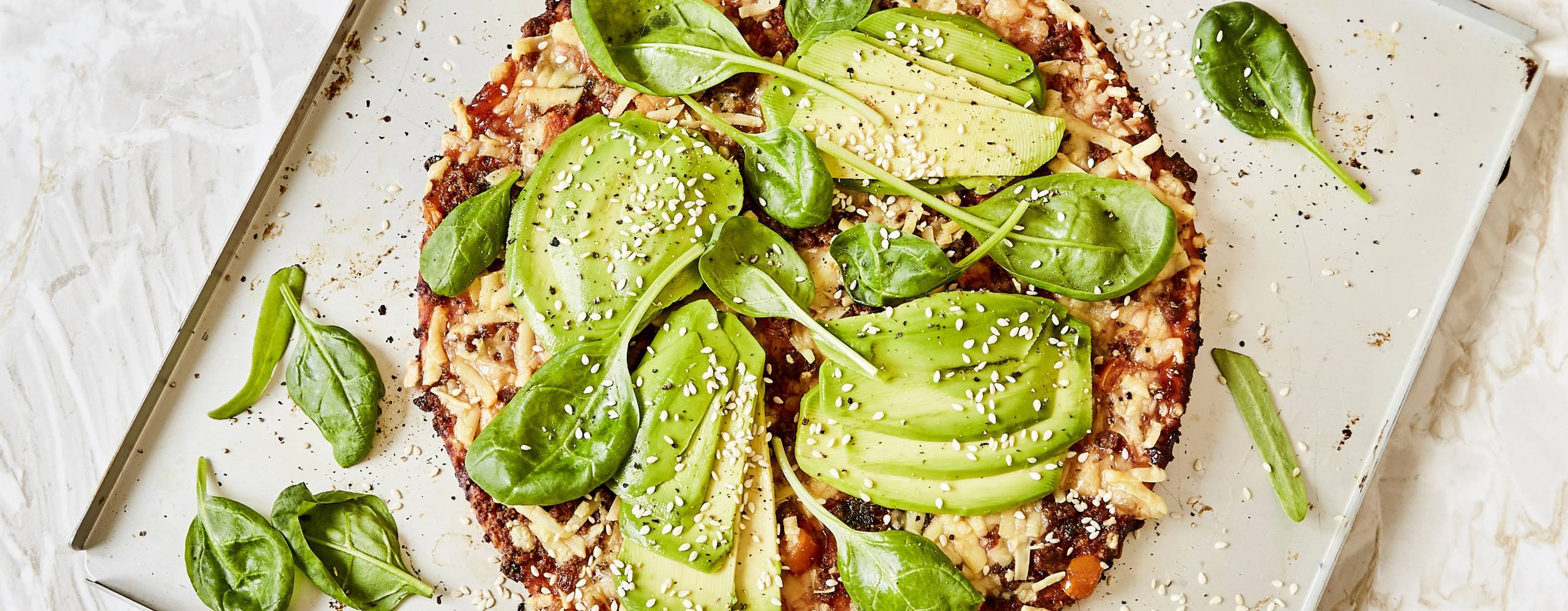 Vegansk pizza på plåt.