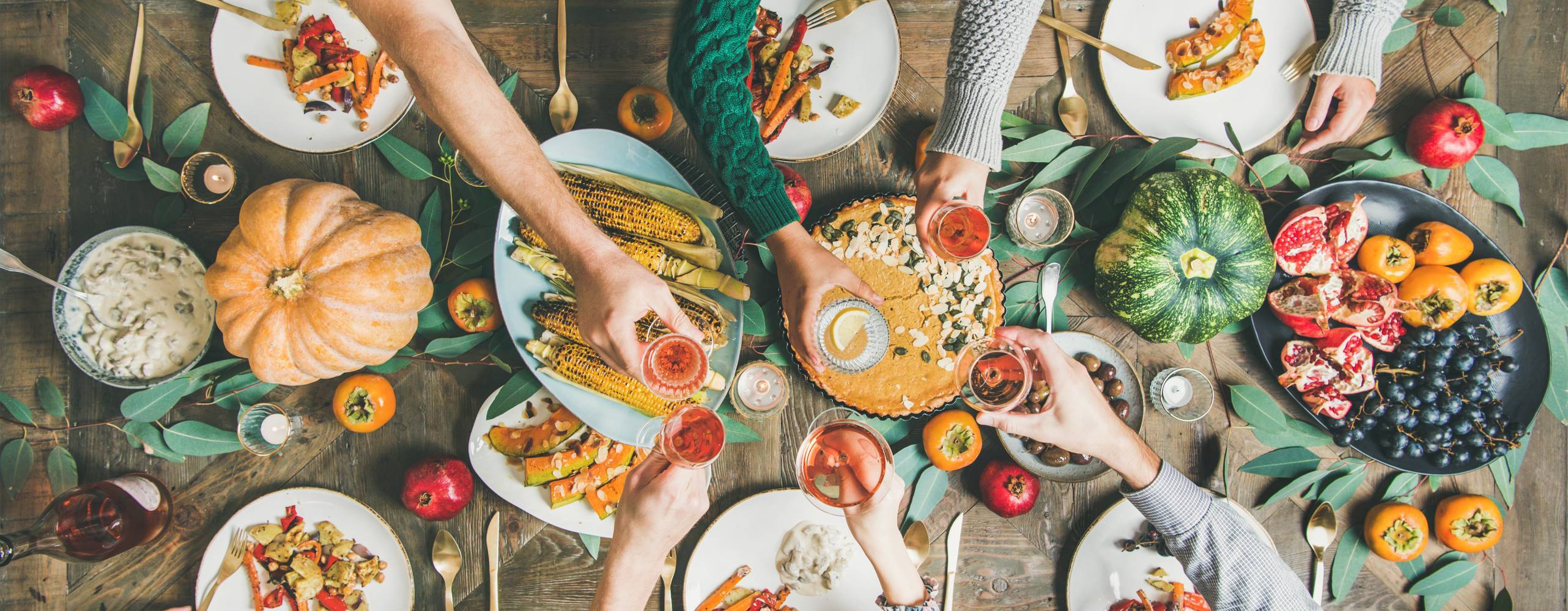 Flera personer sitter vid ett bord och äter växtbaserad mat.