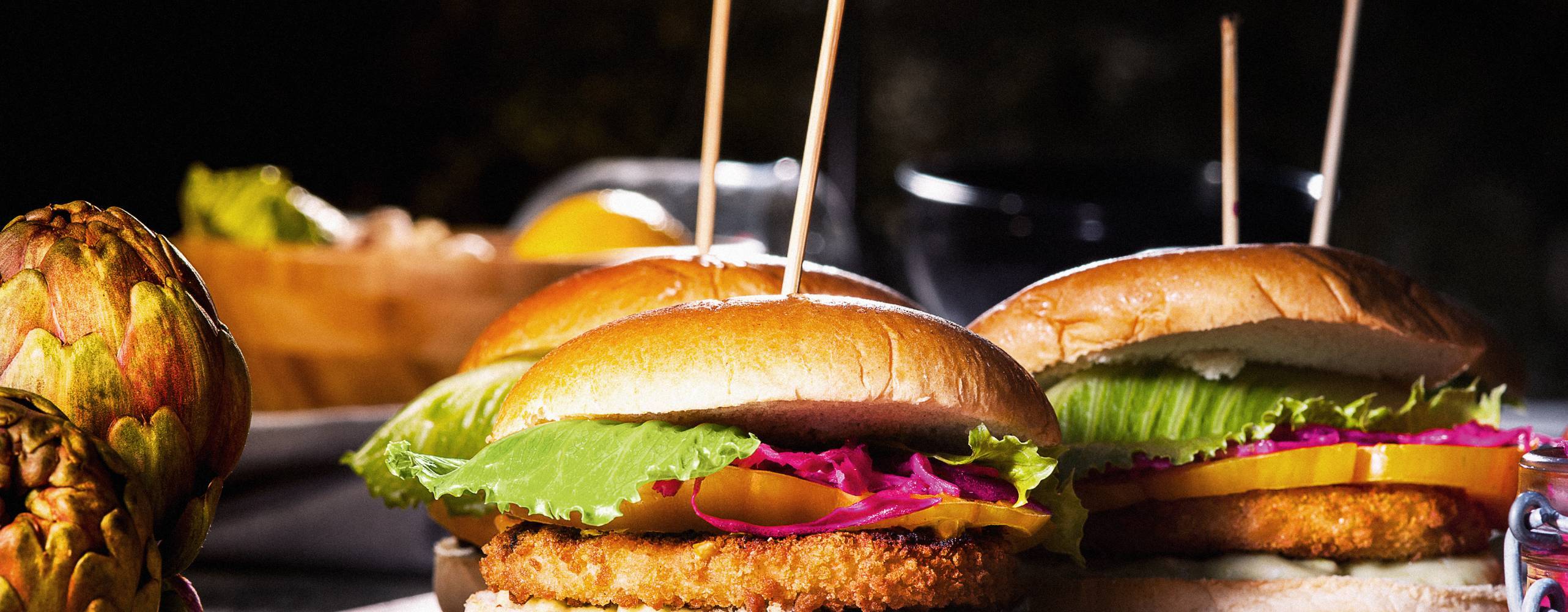 Veganska &quot;chickenburger&quot; på ett bord