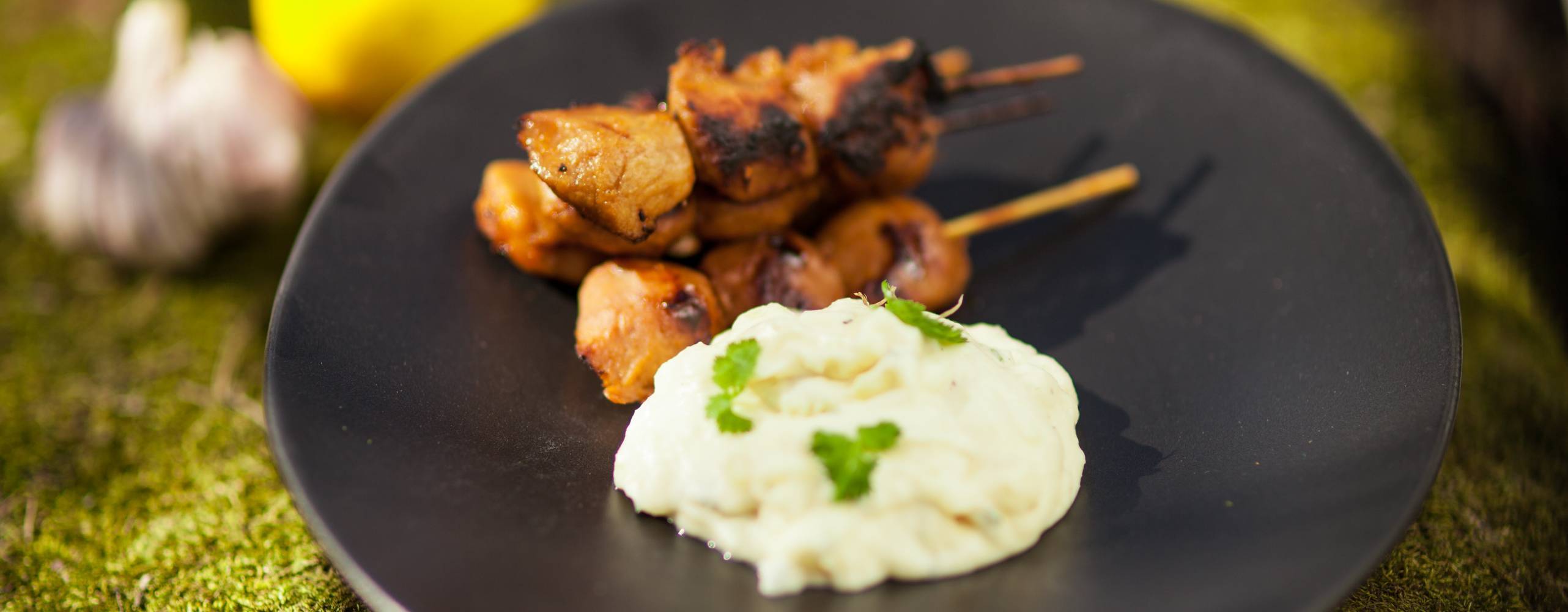 Veganska spett och potatissallad på en tallrik