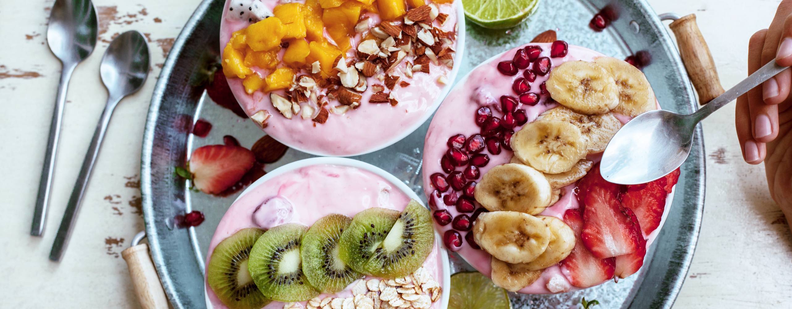 En bricka med diverse smoothie bowls.