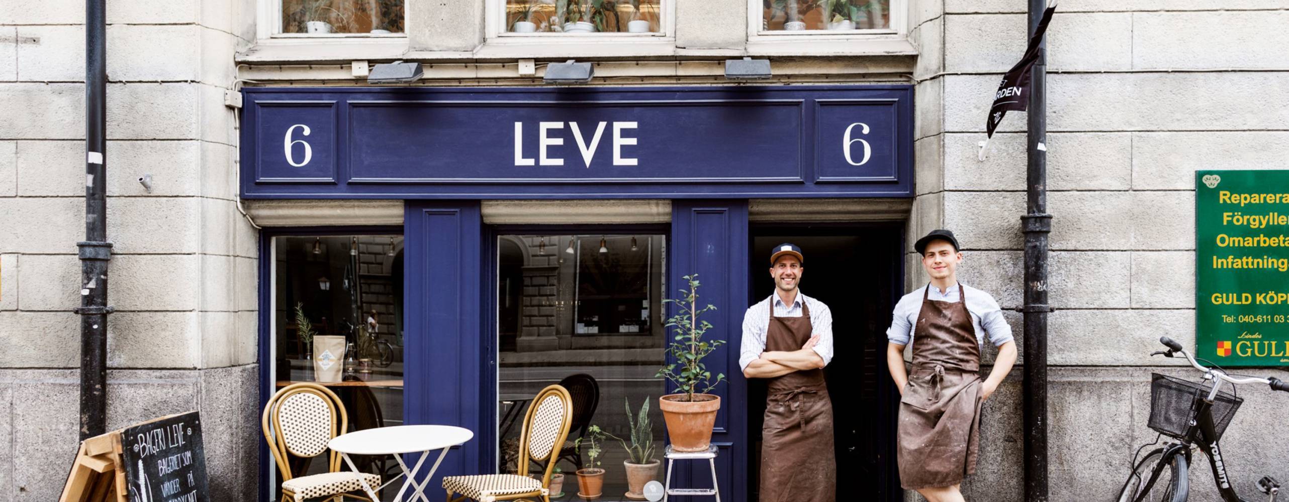 Fasad av bageriet Leve i Malmö mes ägarna stående utanför