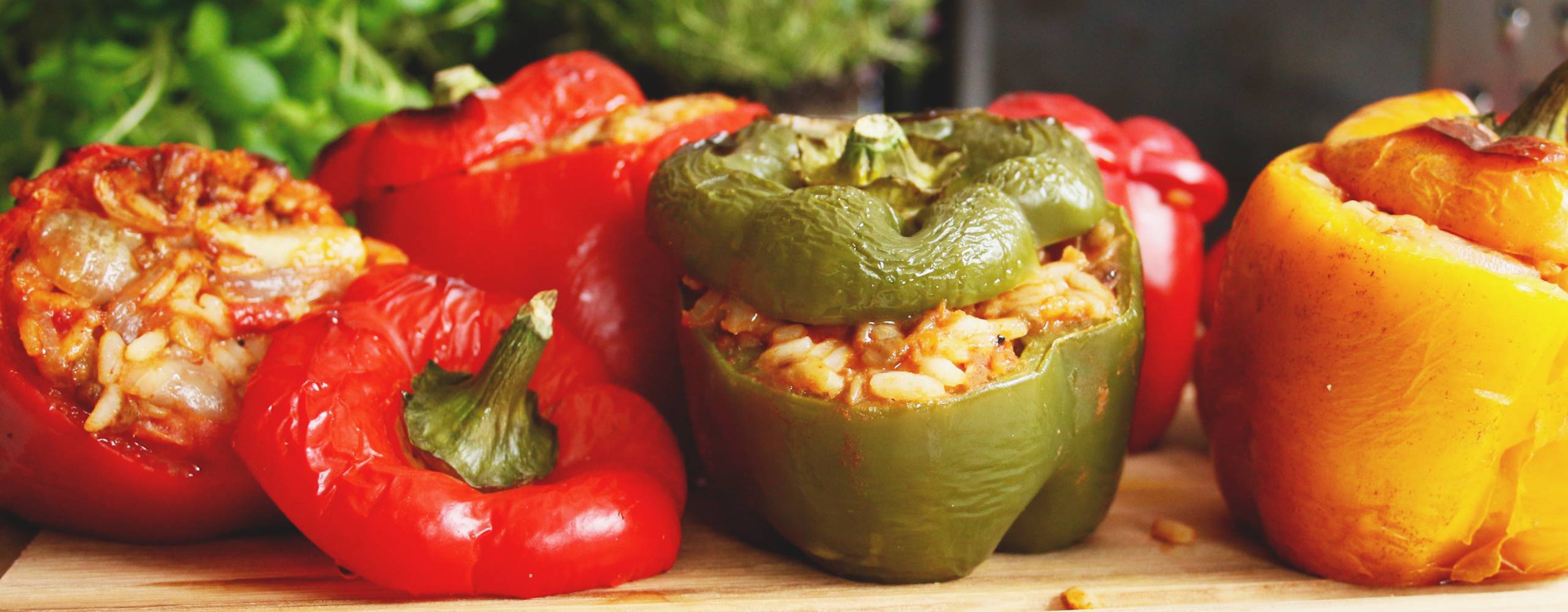 Veganska fyllda paprikor på en skärbräda