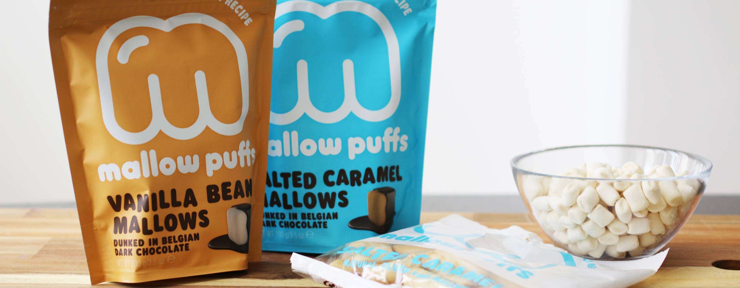 Förpackningar med veganska marshmallows på en skärbräda.