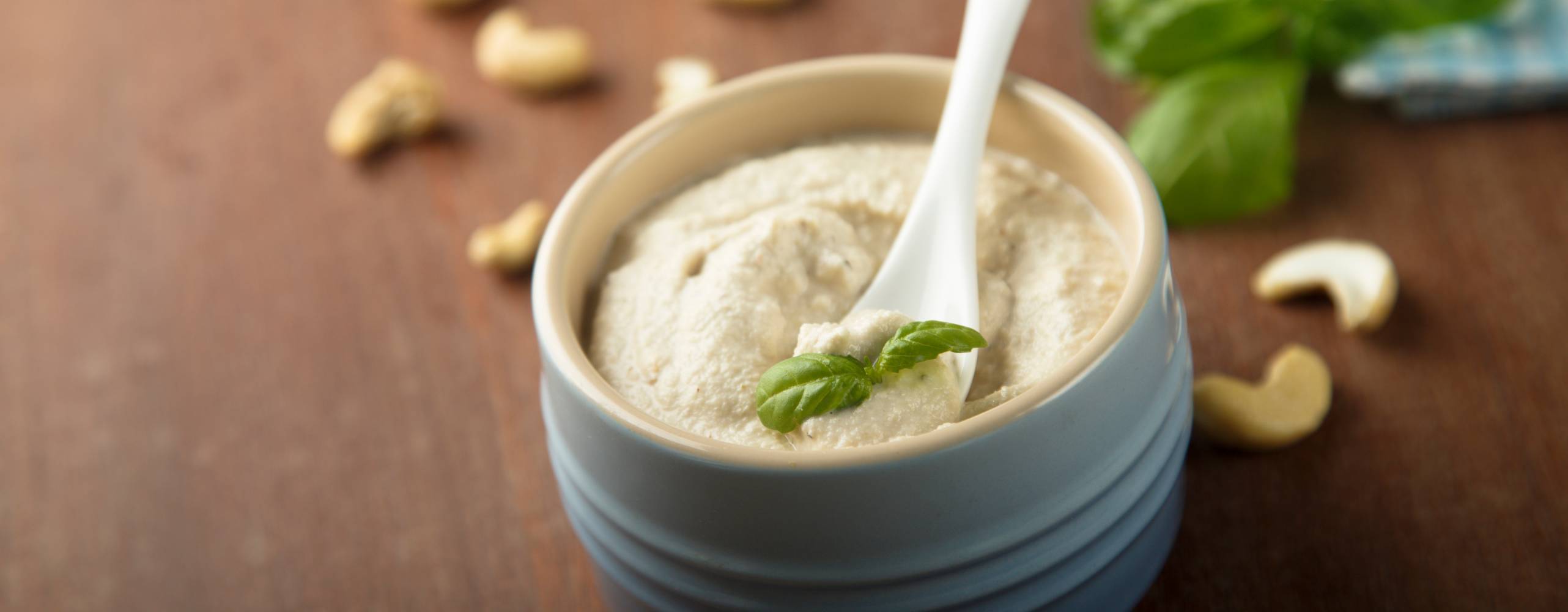 Vegansk cashewdip i en liten skål.