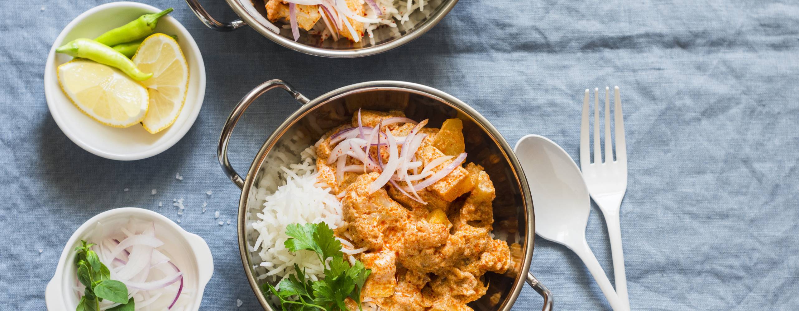 Två skålar fyllda med veganskt mat