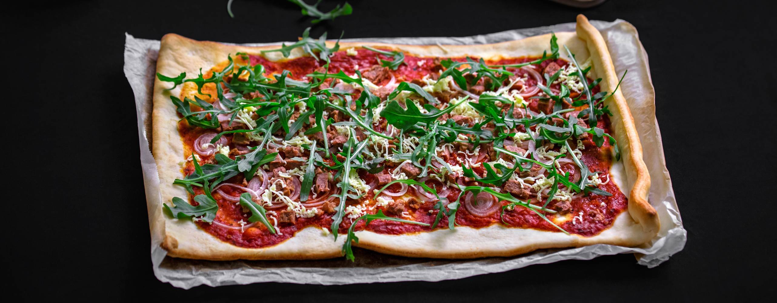 Veganska vesuvio pizza på ett bord