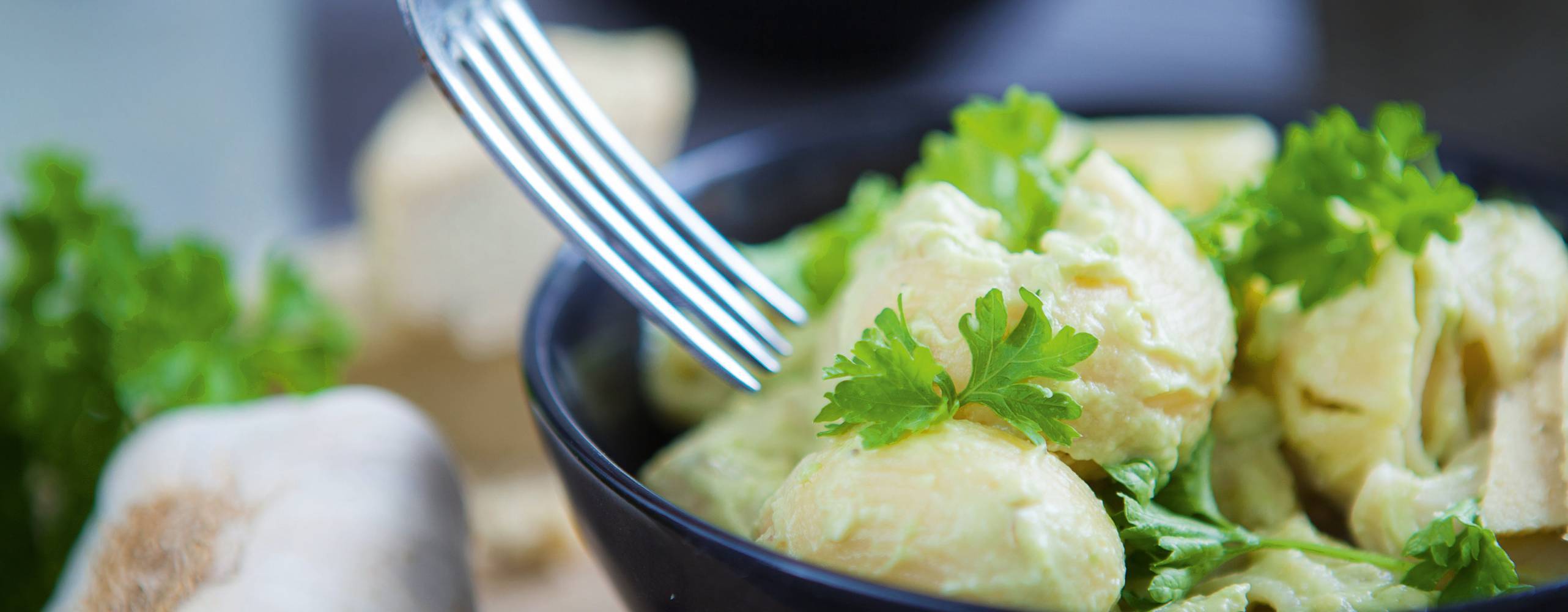 Krämig pastasås med vegansk parmesan i en svart skål