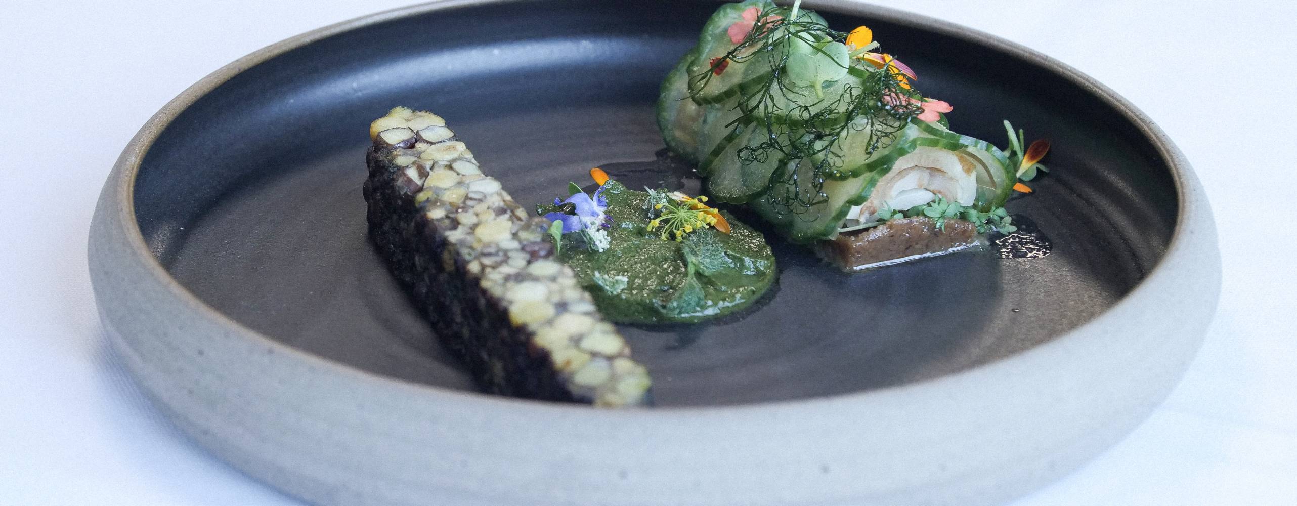 En tallrik men vegansk gourmetmat