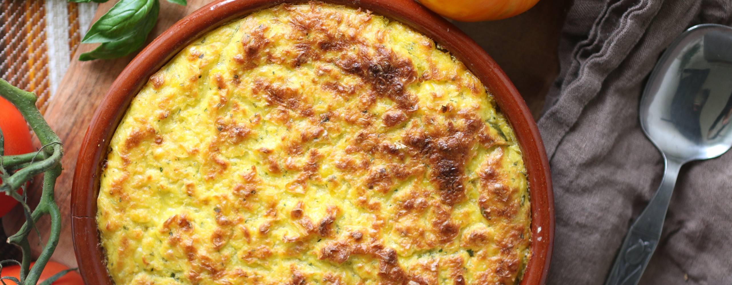 vegansk pastel de choclo, majsgratäng i en lerform