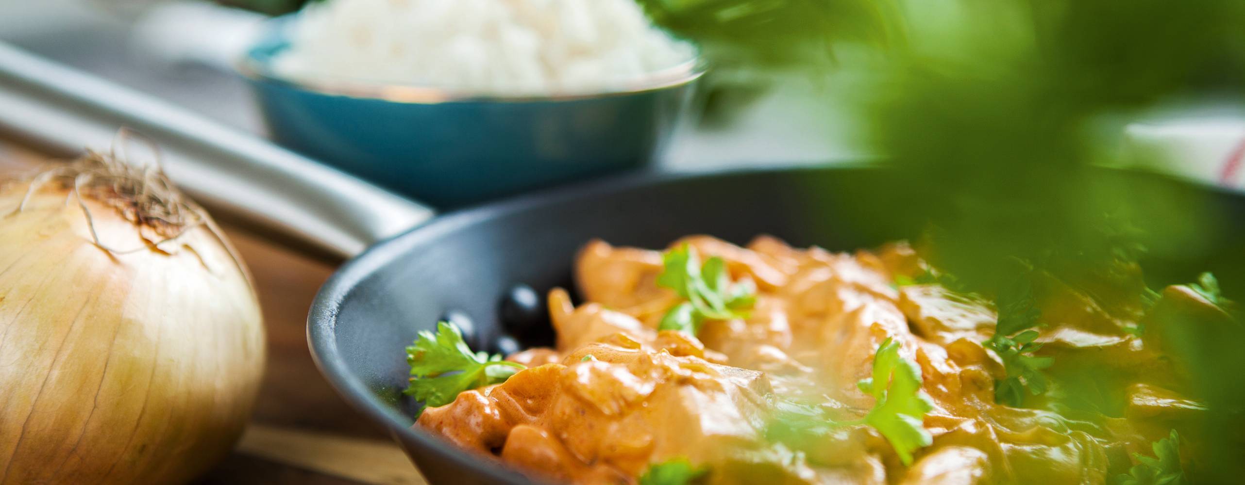 Vegansk korvstroganoff i en stekpanna