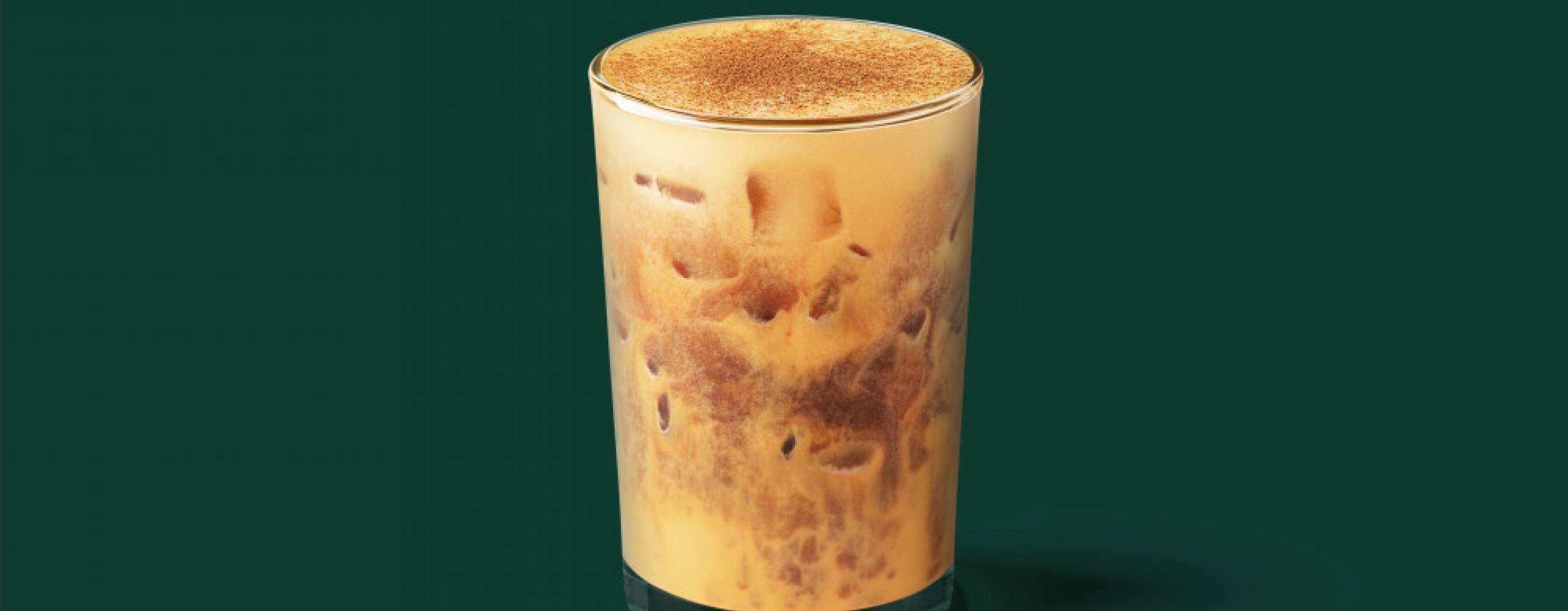 Ett glas med pumkin spice latte, kan fås veganskt