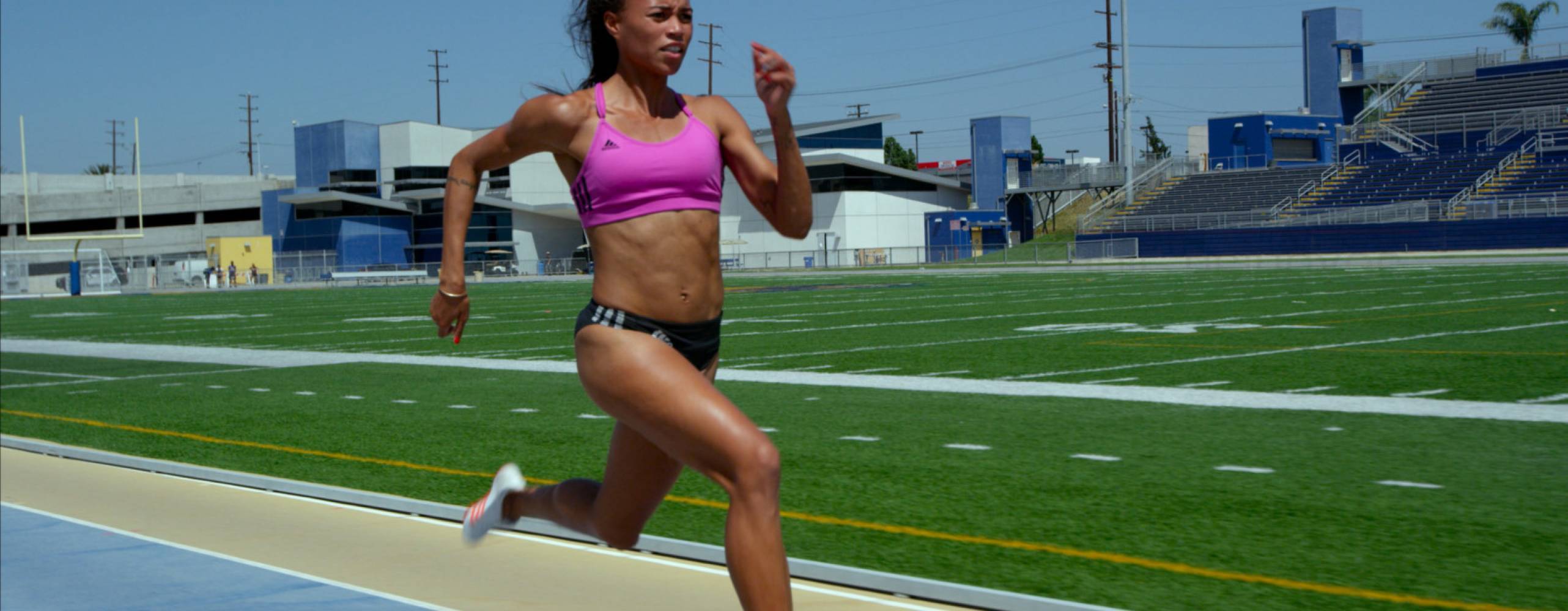 Person springer på en löparbana