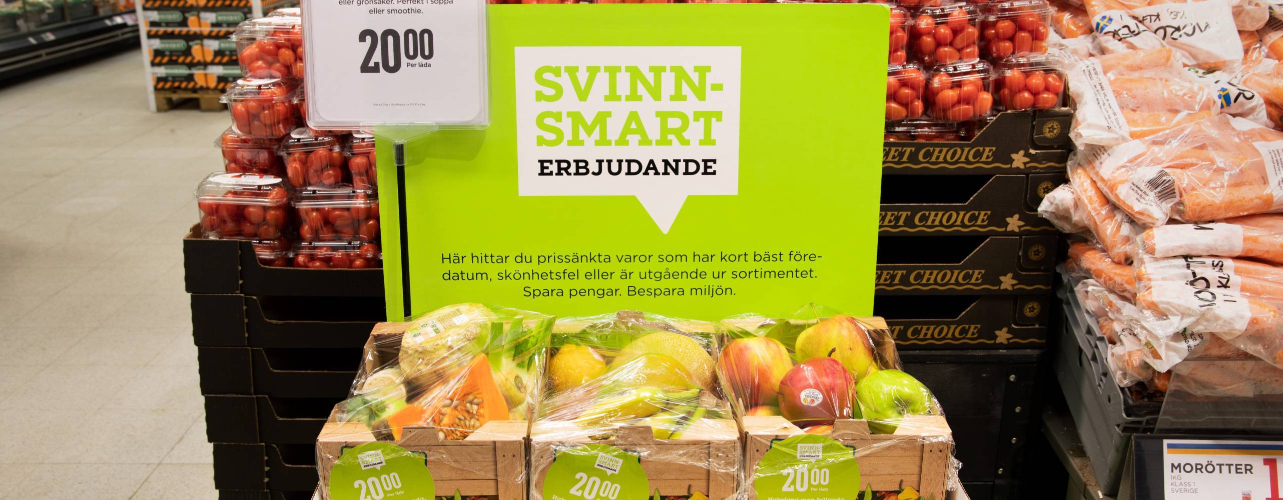 Olika fyndlådor fyllda med frukt och grönt.