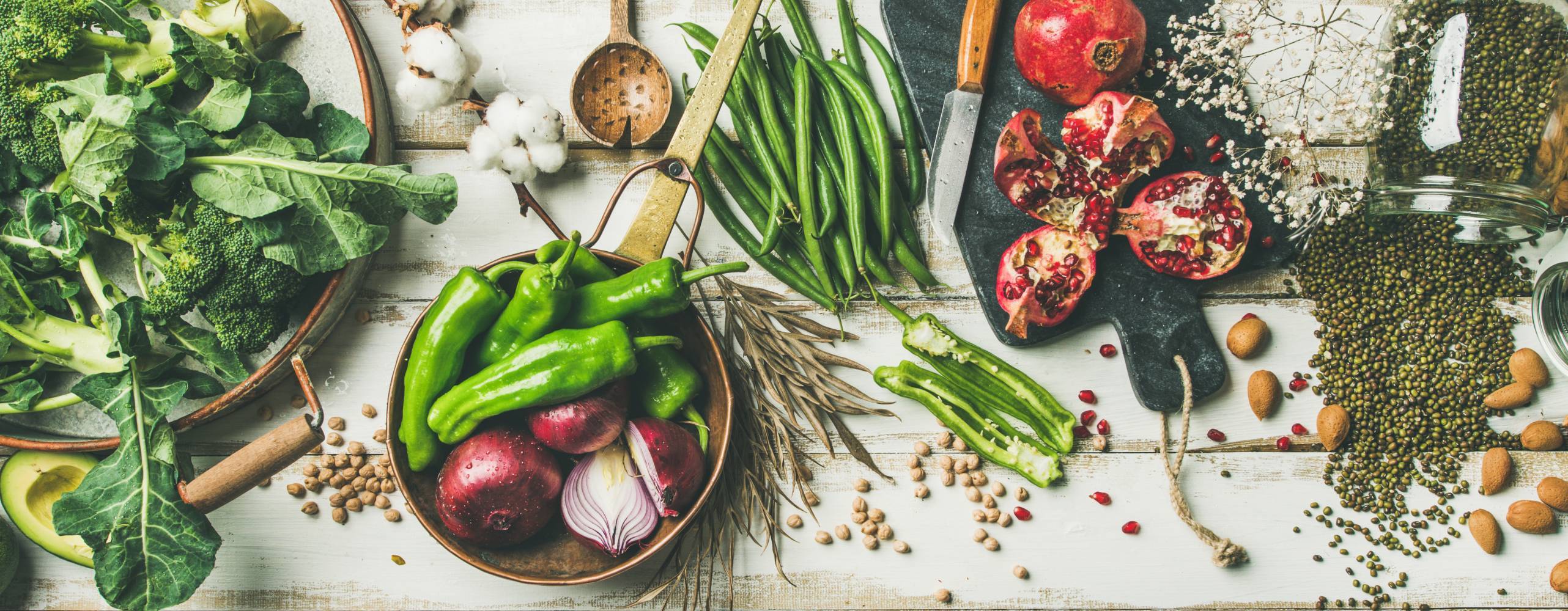Diverse grönsaker utspridda på ett bord