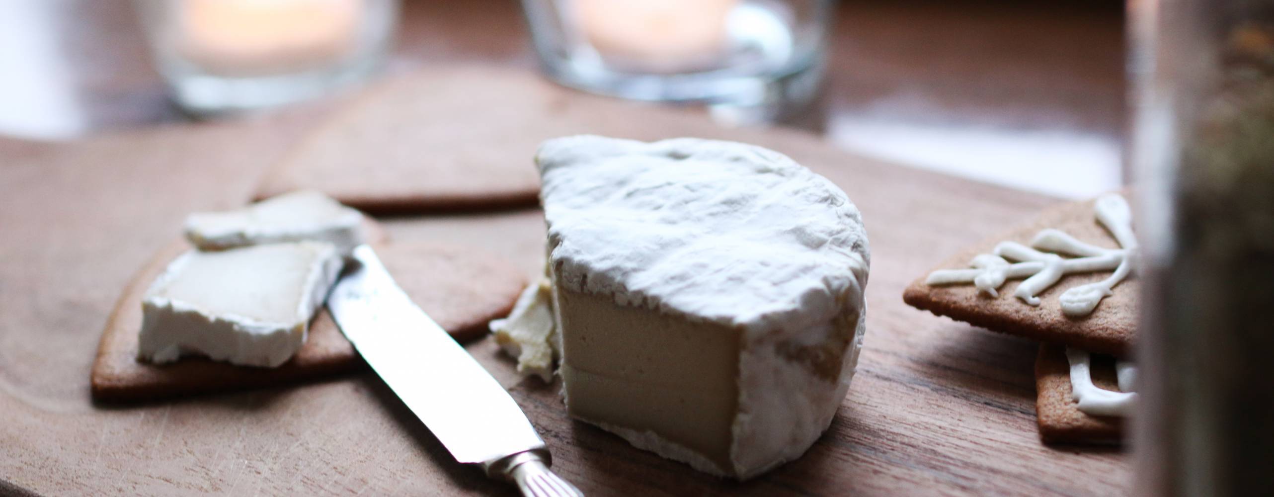 Vegansk camembert tillsammans med pepparkakor
