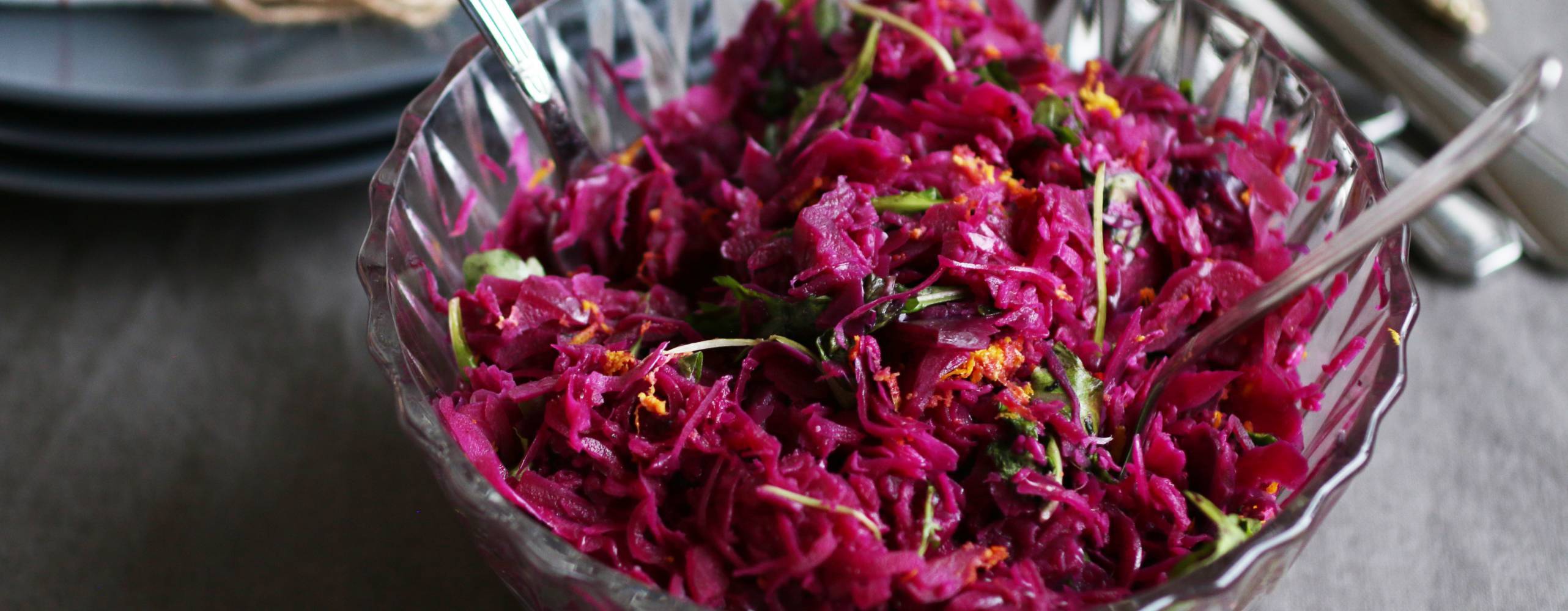 Veganskt fräst rödkålssallad i en skål