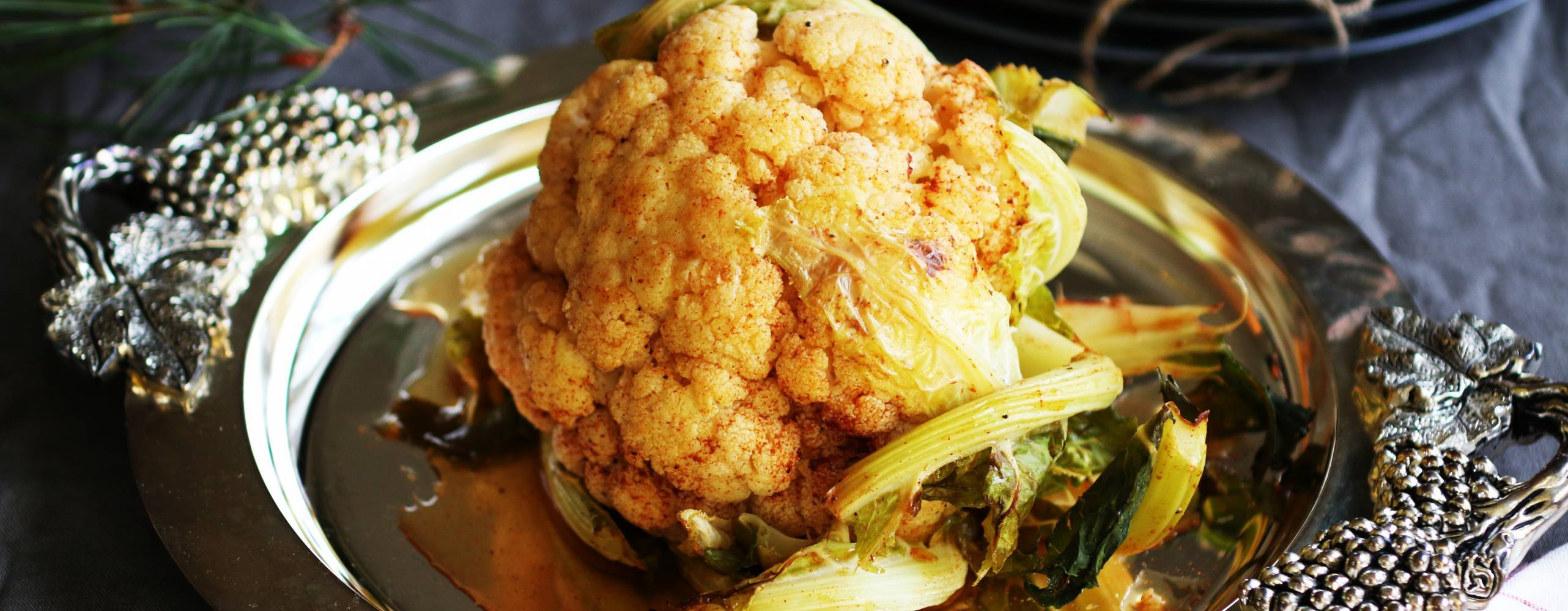 Kryddig blomkålshuvud på ett silverfat