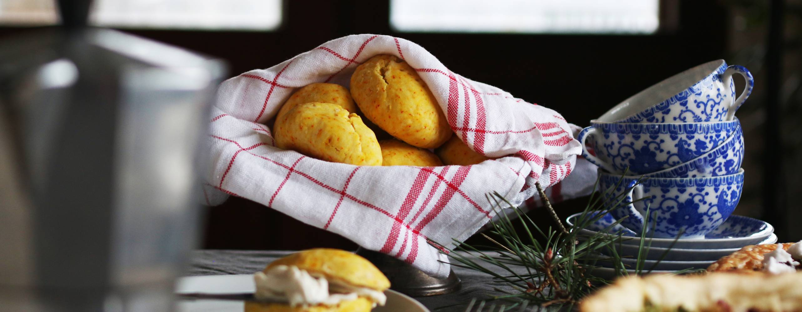 Veganska saffransscones på ett dukat bord