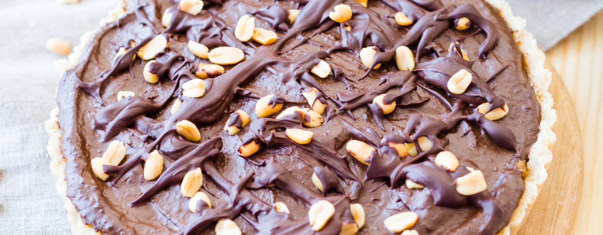 Vegansk chokladpaj på ett bord