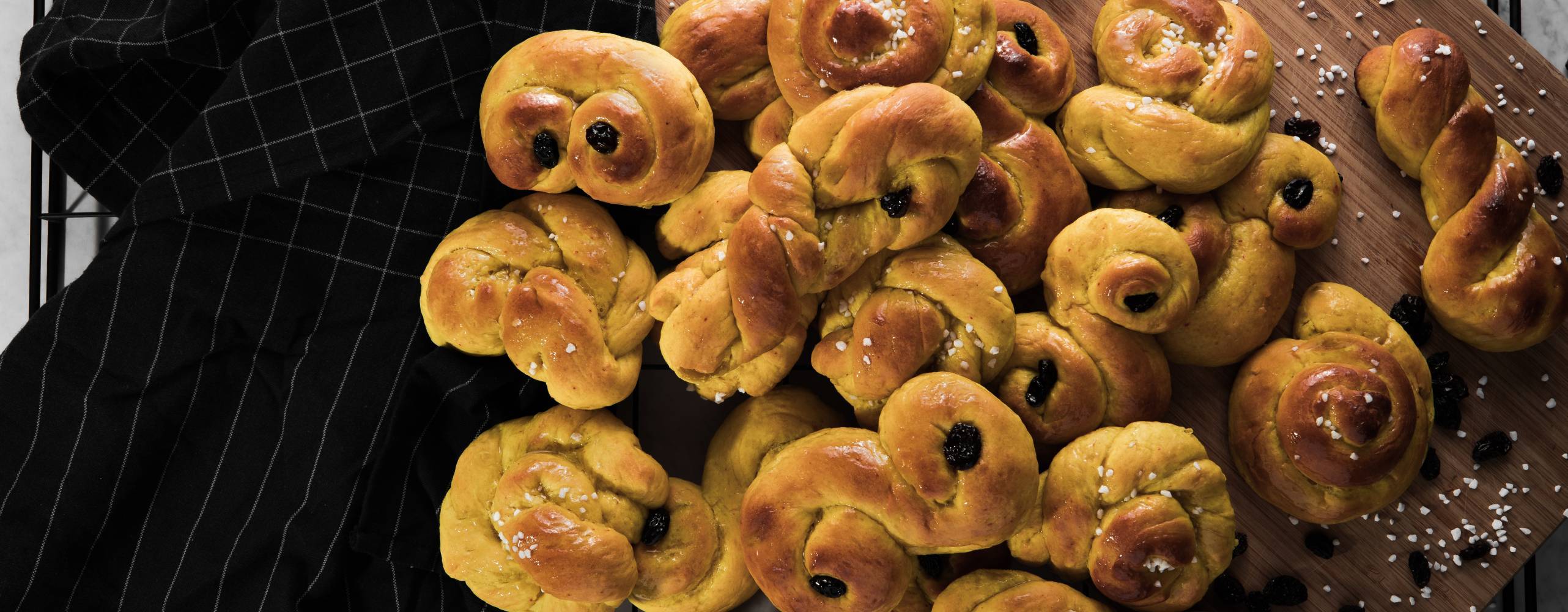 Veganska lussebullar på en bräda