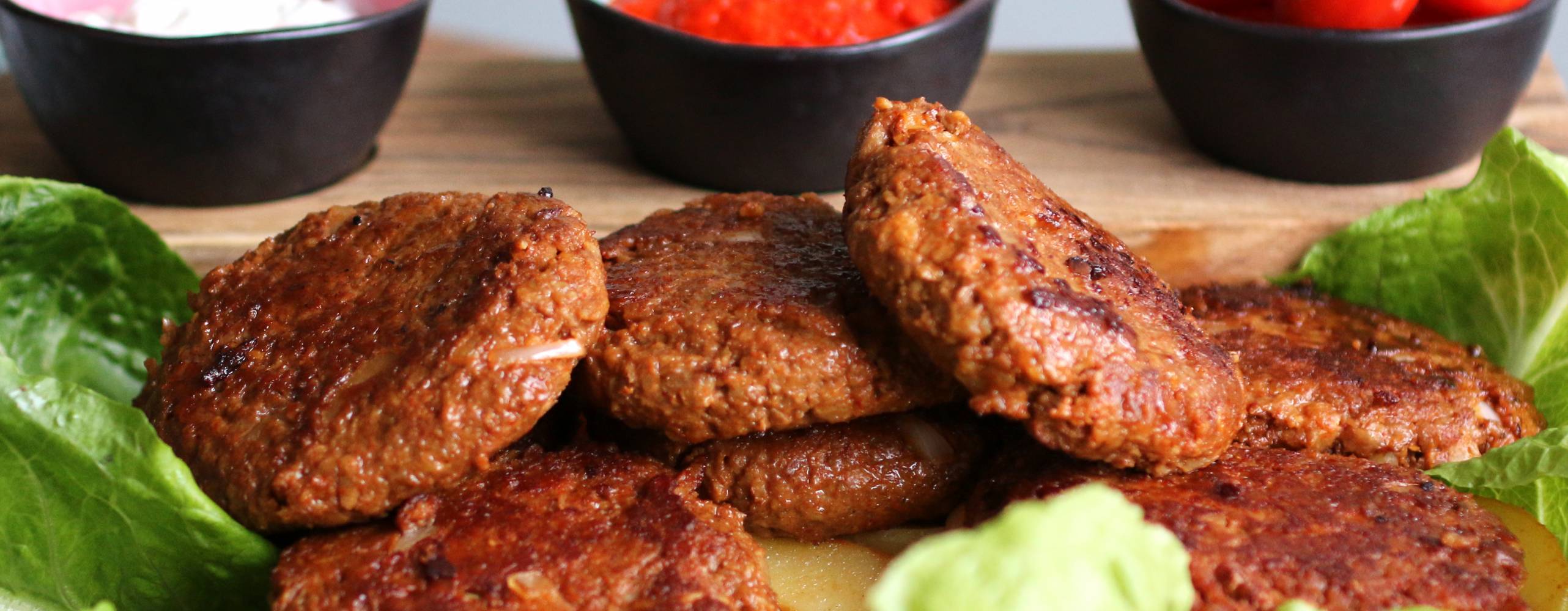 Vegansk Pljeskavica serverad med sallad och klyftpotatis