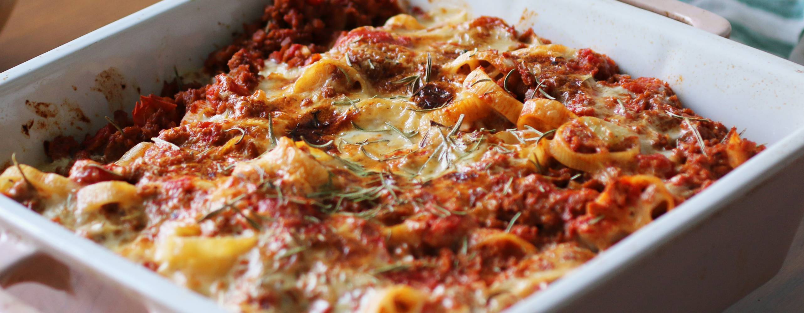 Vegansk pastagratäng i en ugnsform