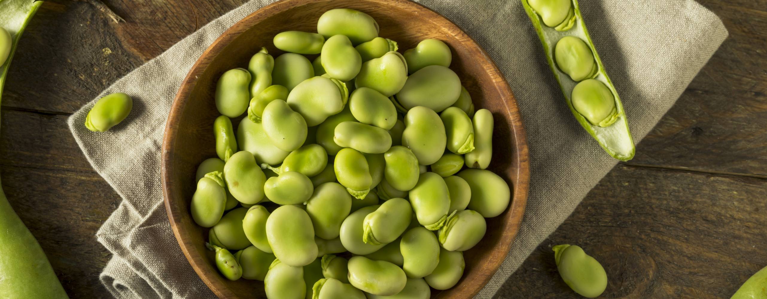 Favabönor i en skål på ett bord