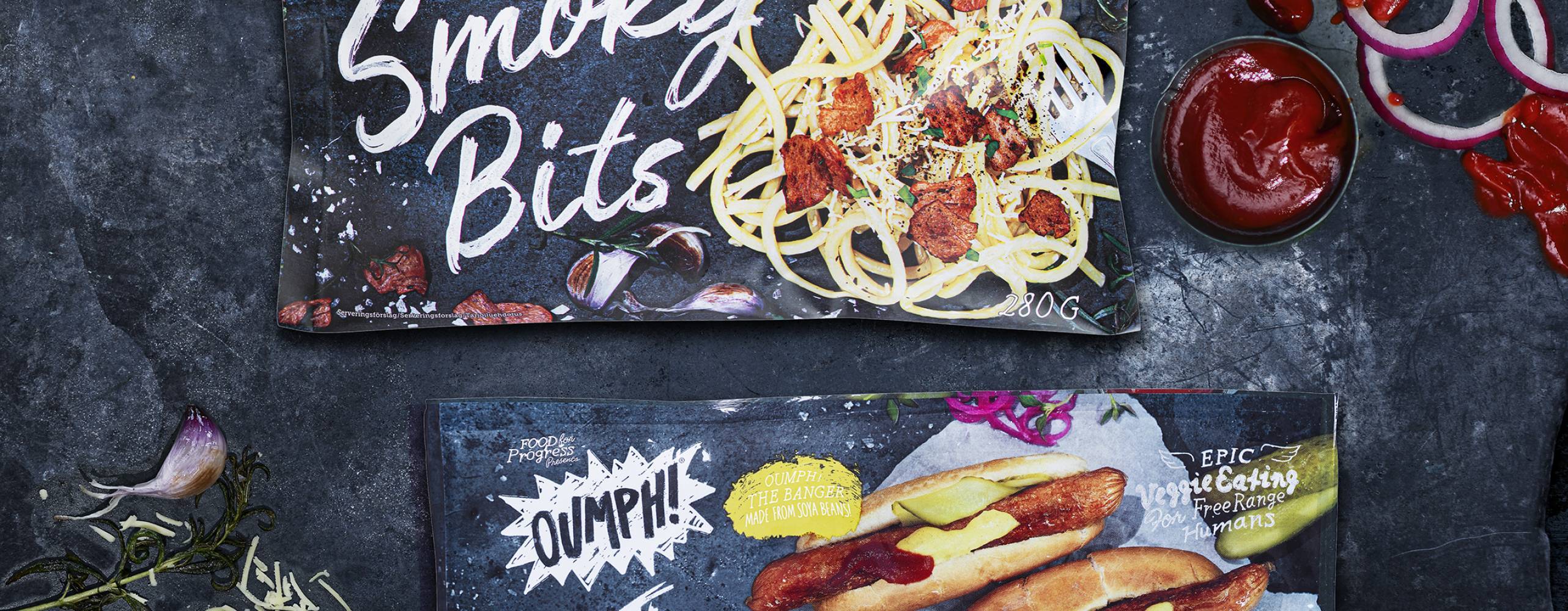 Vegansk korv och veganska "baconbitar" från Oumph på ett bord