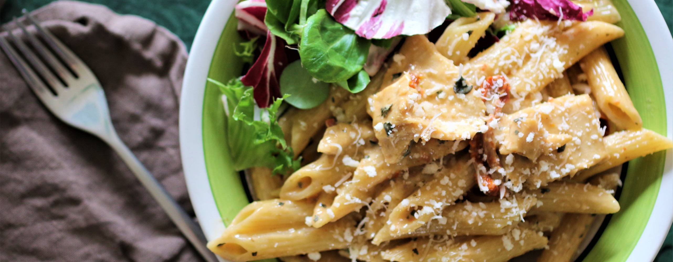 Vegansk kycklingpasta med soltorkade tomater