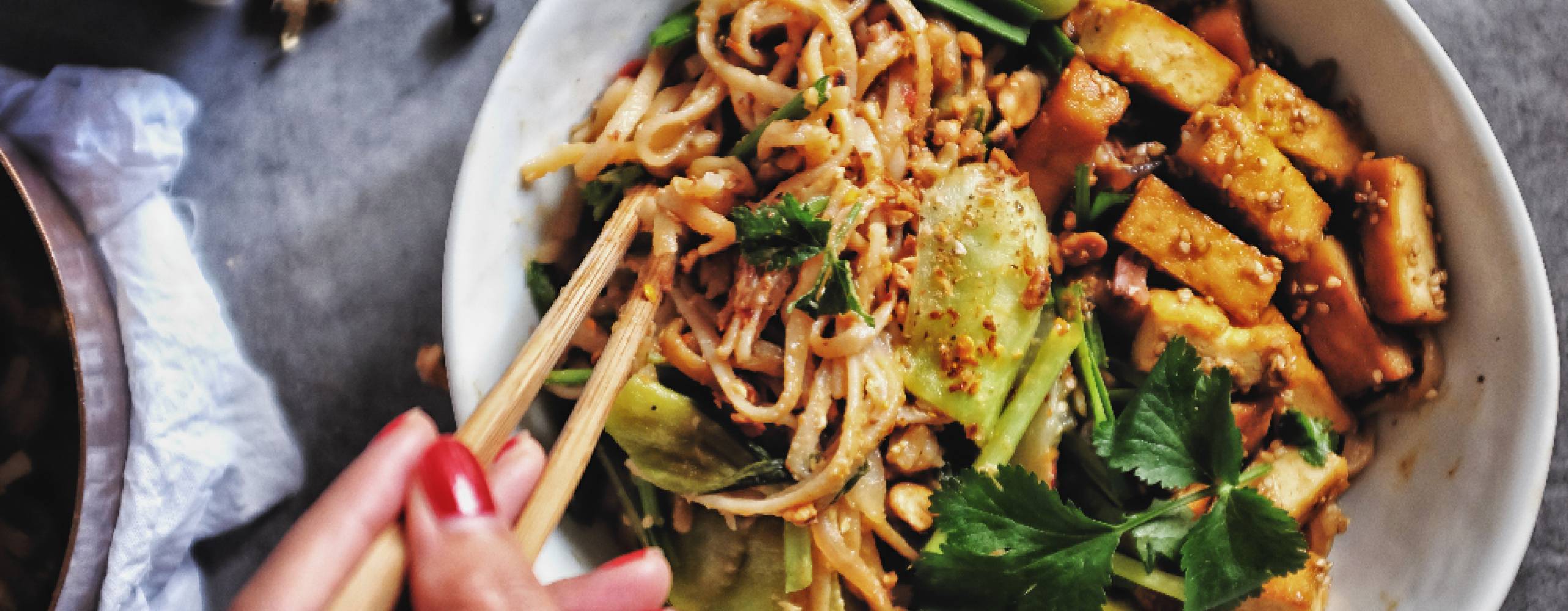 vegansk nudelsallad med vegobitar