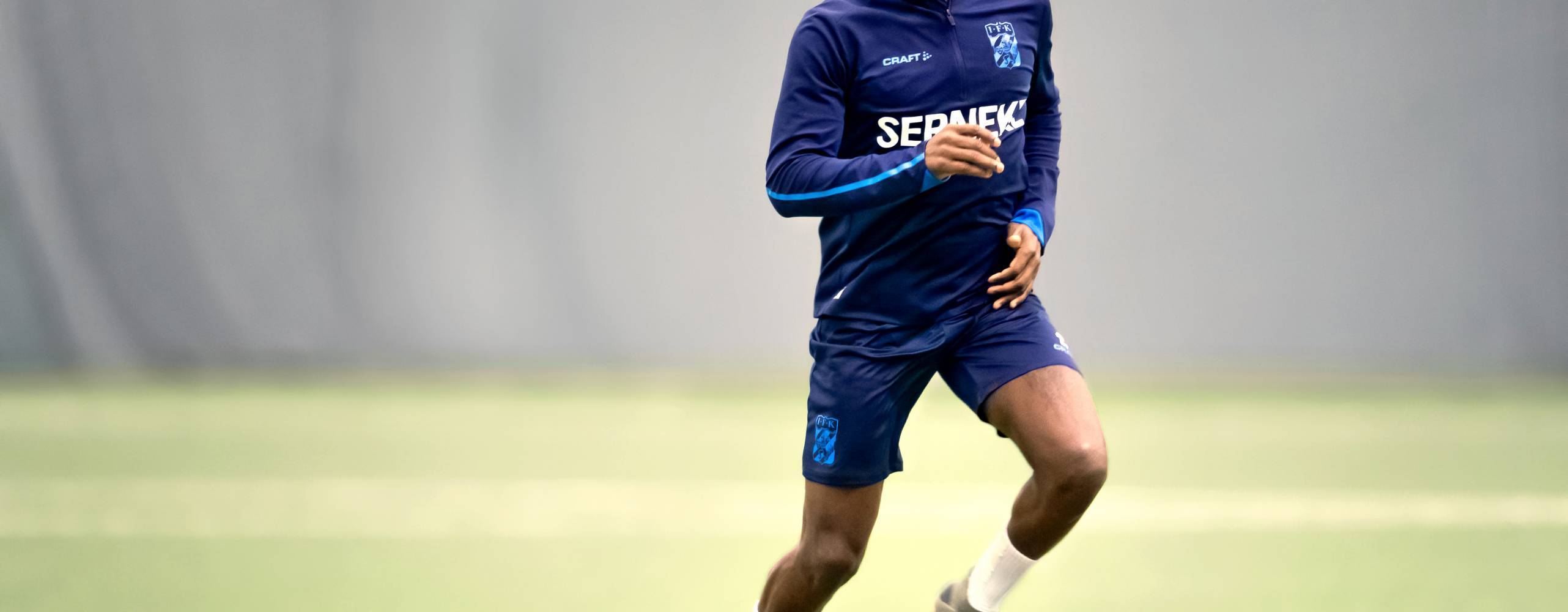 Fotbollsspelare springer på en fotbollsplan