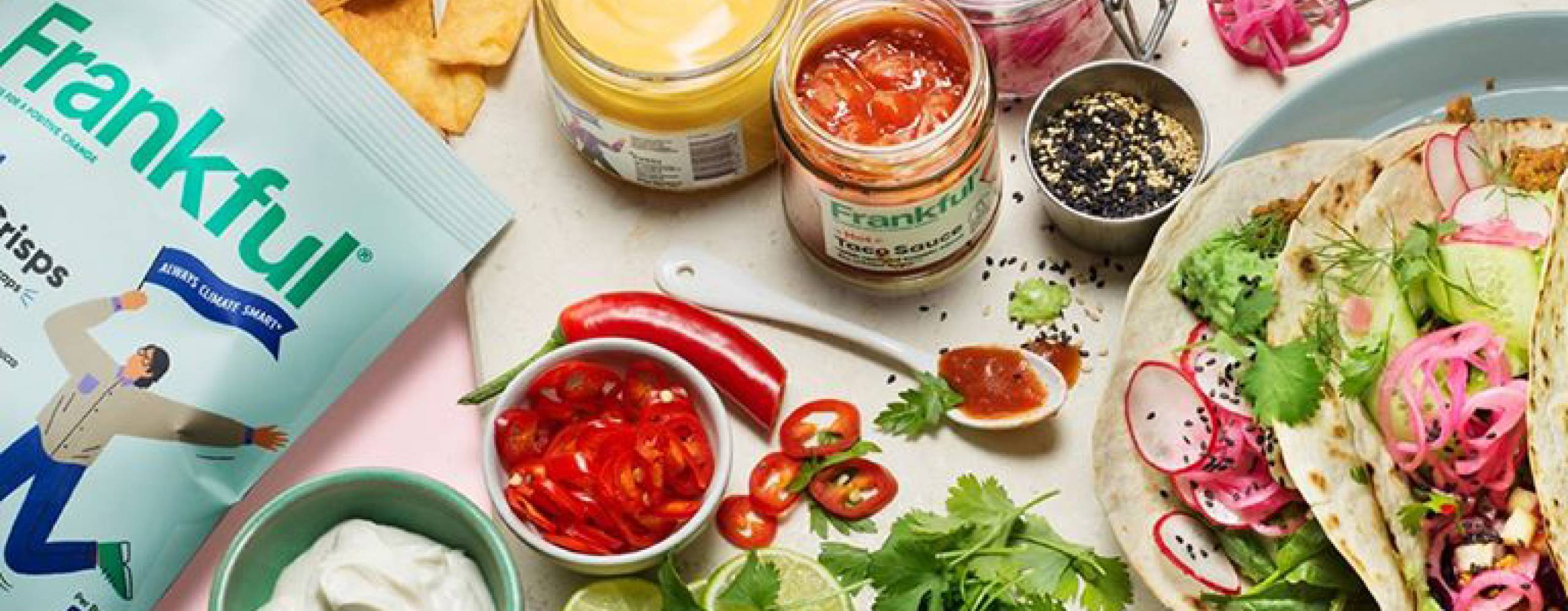 Olika veganska tacoprodukter och tillbehör på ett bord