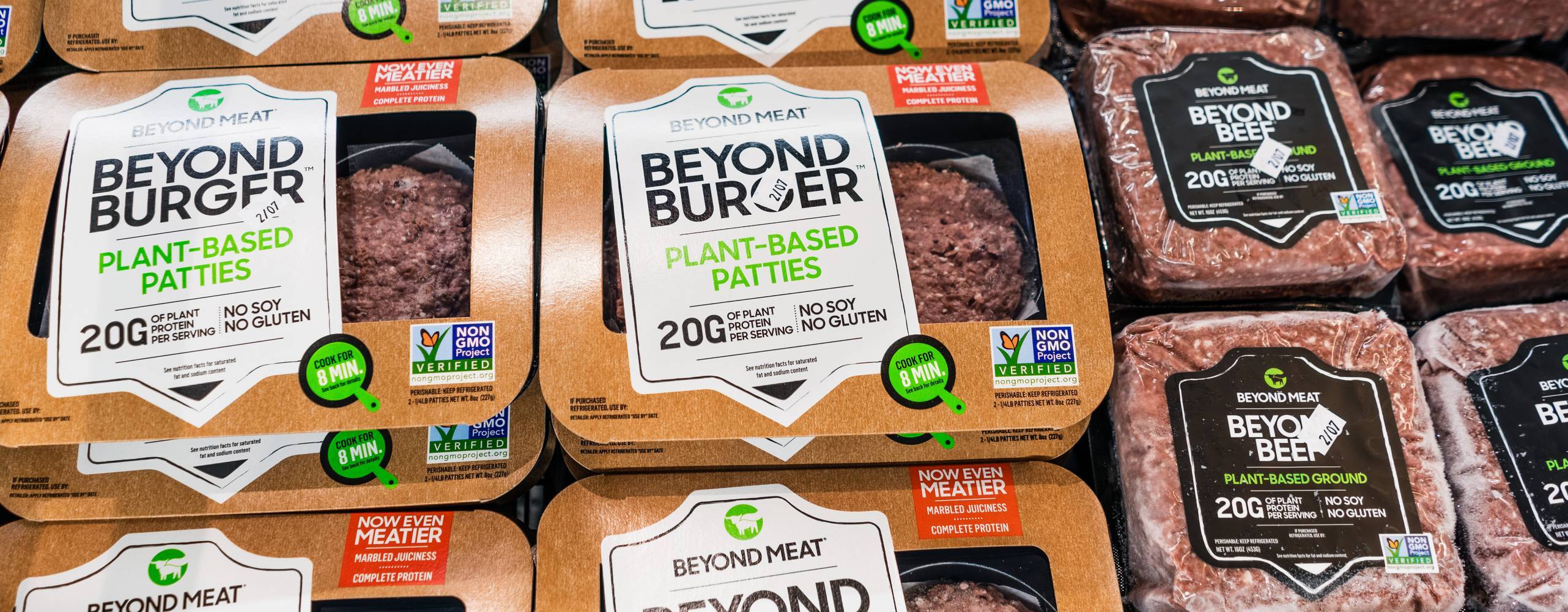 Flera veganska produktförpackningar från Beyond burger