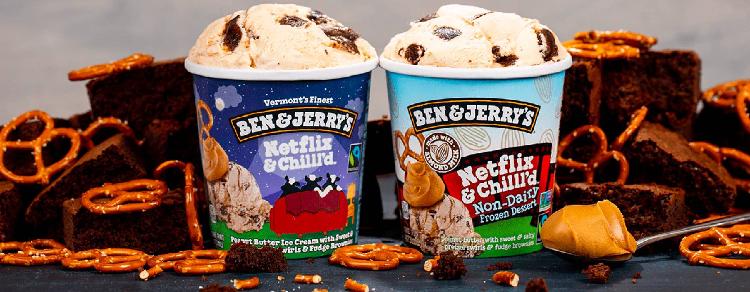 Foto: Ben & Jerry's Två tubs med Ben & Jerry's-glass och pretzels, jordnötssmör och brownies i bakgrunden. Tuben till vänster är Netflix & Chill'd icke-vegansk, tuben till höger är Netflix and Chill'd vegansk, non-dairy