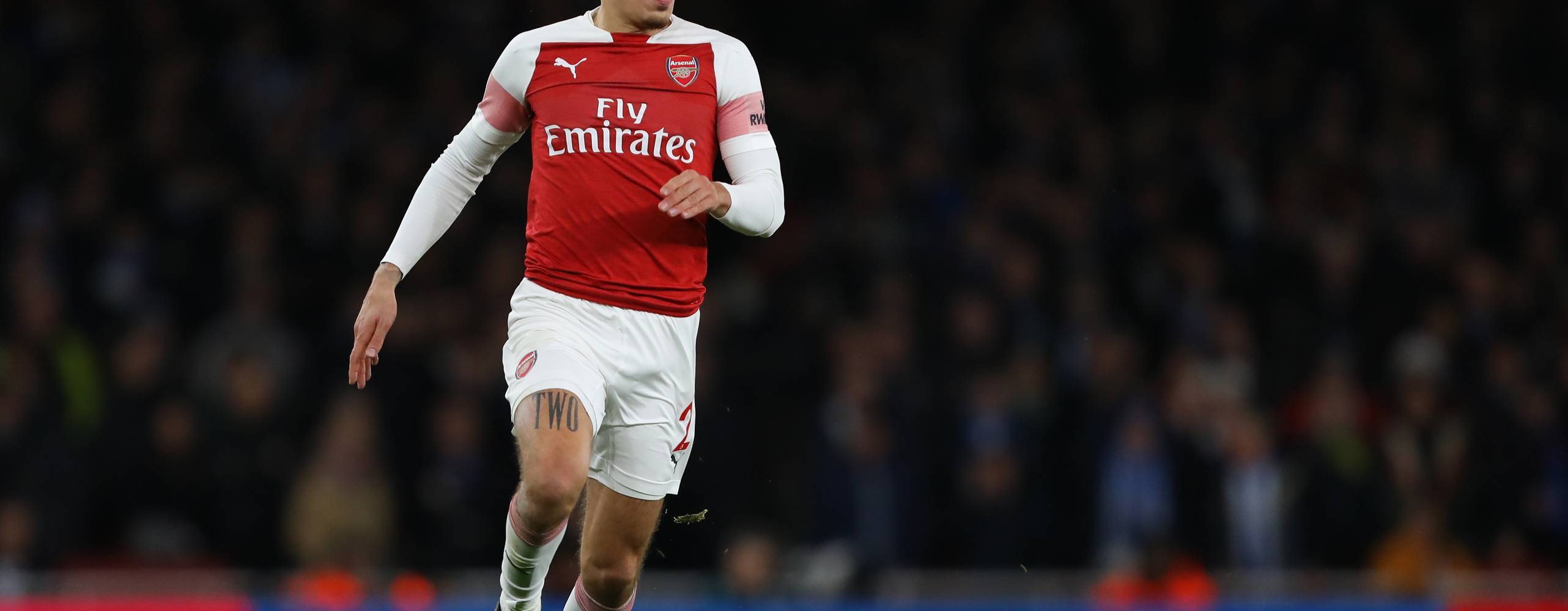 Foto: MDI/Shutterstock Hector Bellerin i Arsenal i matchen Arsenal mot Huddersfield Town, Premier League, Emirates Stadium, London. Hector syns ensam på bilden precis innan han sparkar på fotbollen framför sig.