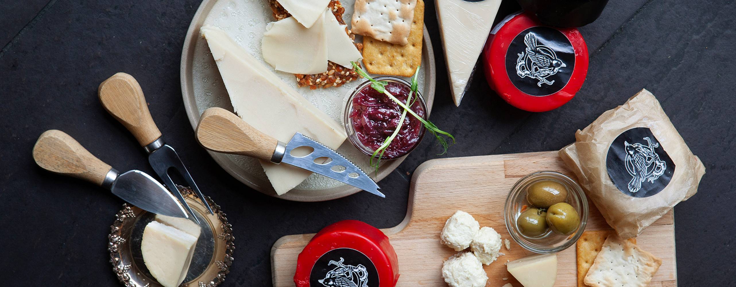 blackbirds ostar i förpackningar och på ostbricka