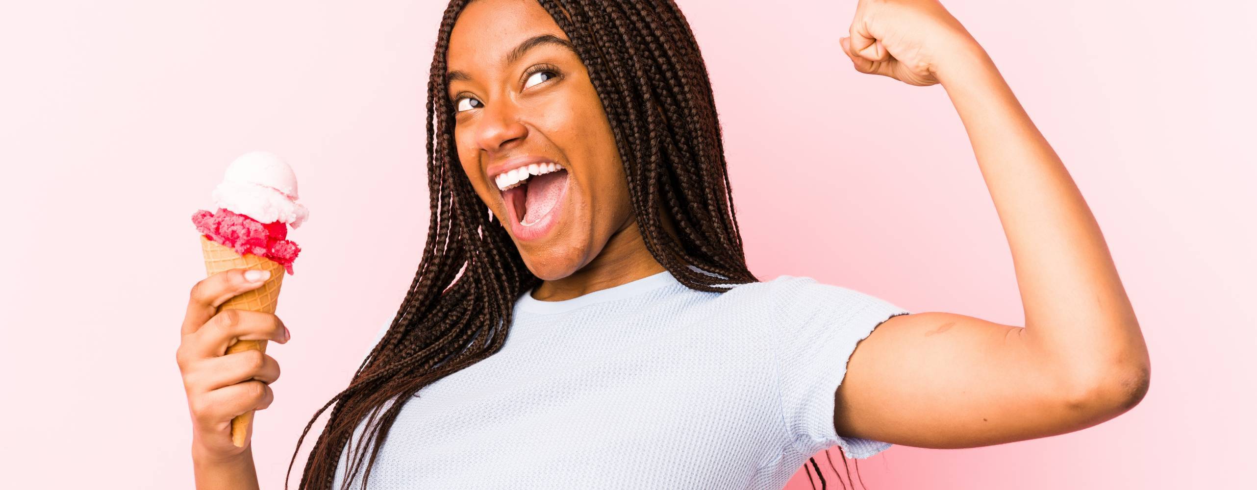 Kvinna håller i en glass i strut